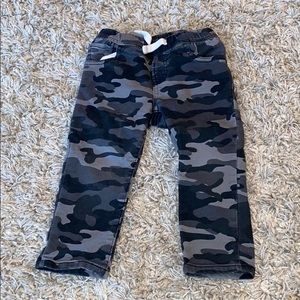Black/Gray camo jeans for toddlers 2T 🤗 like new